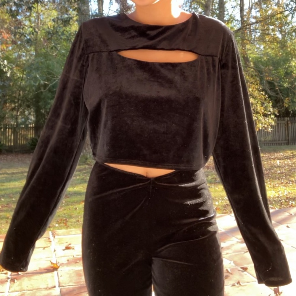 BLACK VELVET LONG SLEEVE WITH CENTER SLIT